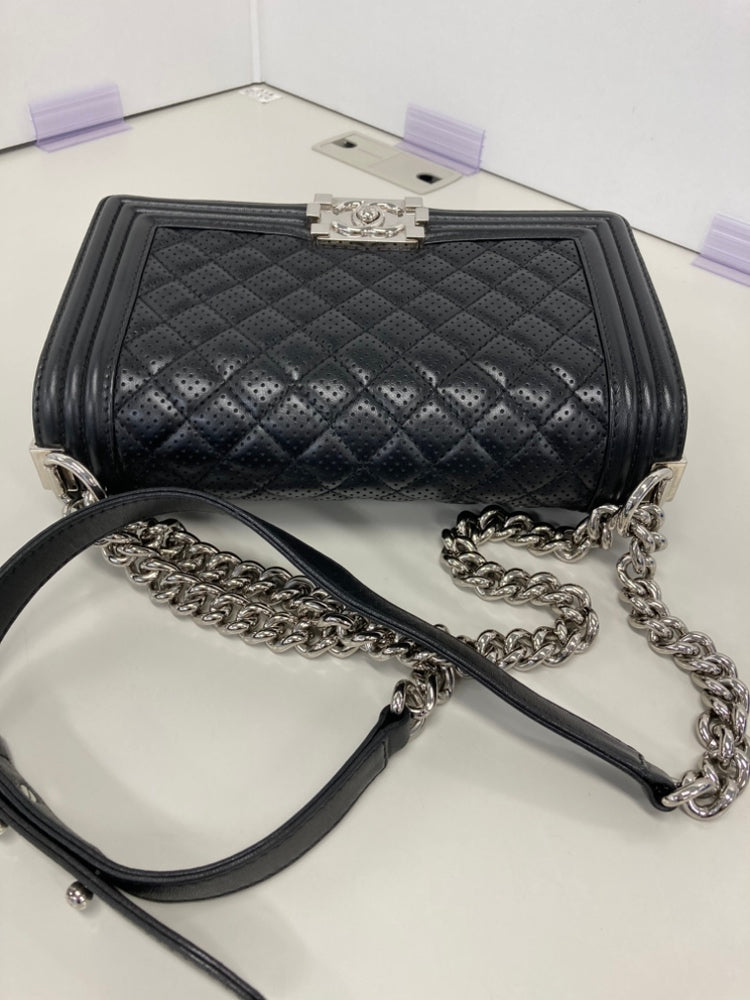 Chanel Old Medium Matelassé perforé Cuir d’agneau Boy à rabat