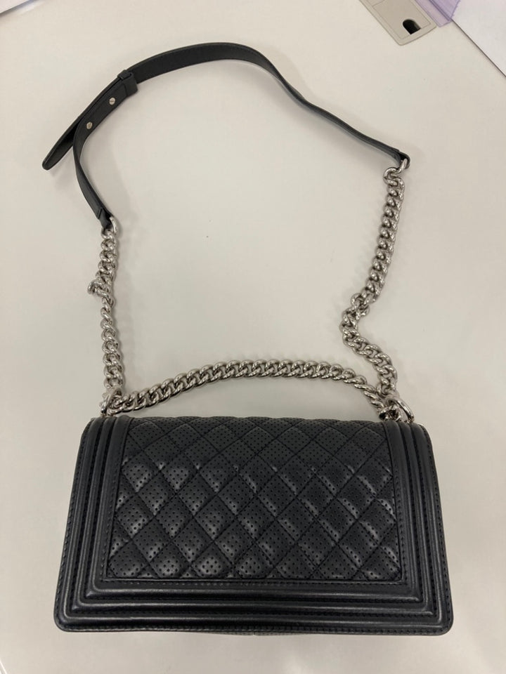 Chanel Old Medium Matelassé perforé Cuir d’agneau Boy à rabat