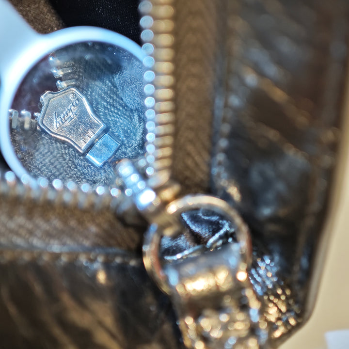 Chanel Medium Metallic Crackled Cuir de veau Clams Pocket à rabat