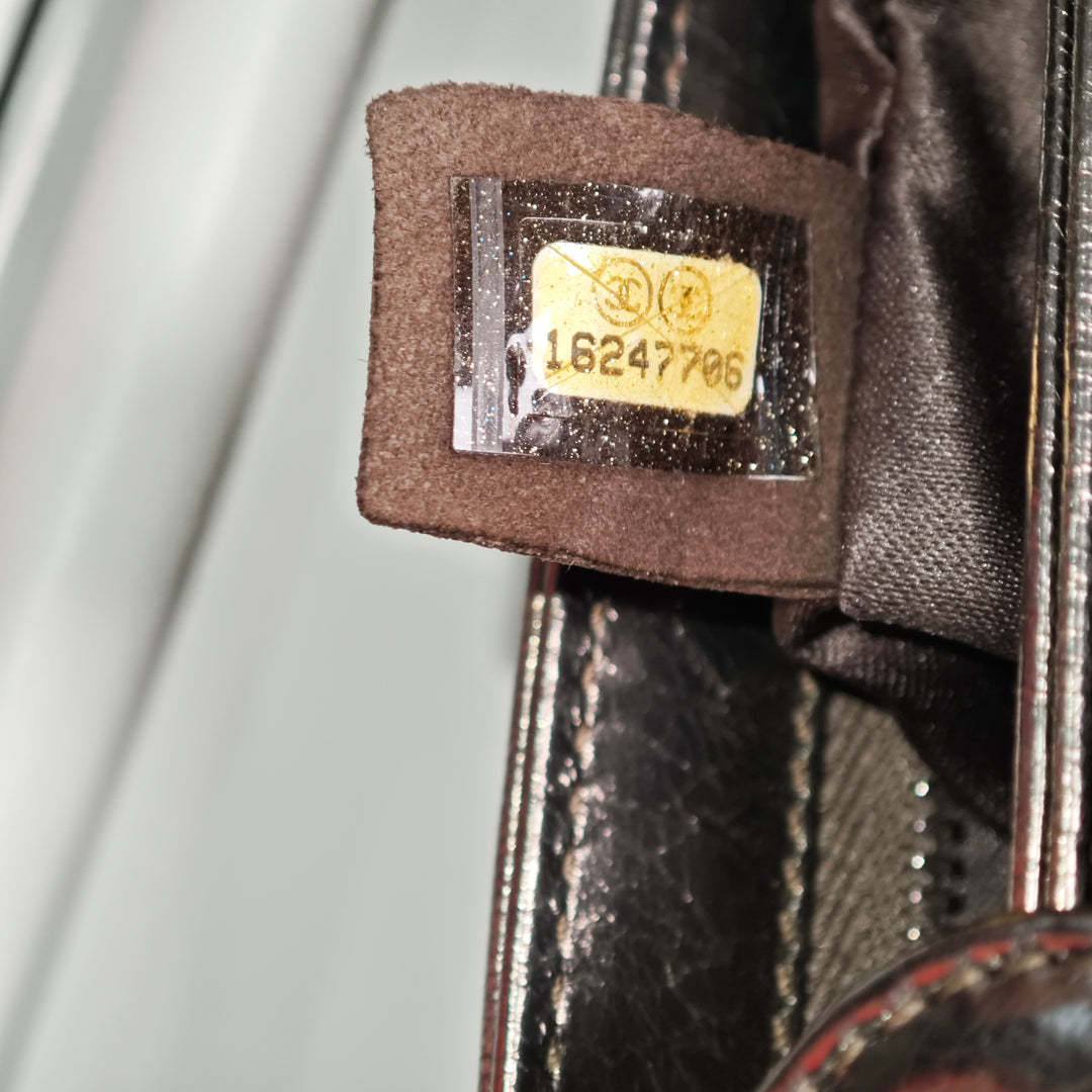 Chanel Medium Metallic Crackled Cuir de veau Clams Pocket à rabat