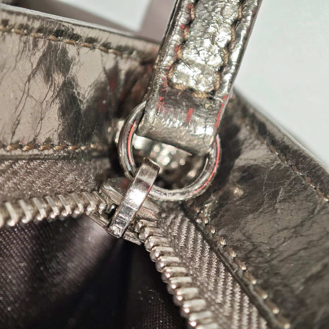 Chanel Medium Metallic Crackled Cuir de veau Clams Pocket à rabat