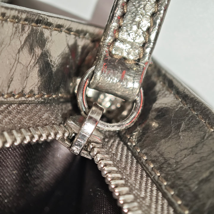 Chanel Medium Metallic Crackled Cuir de veau Clams Pocket à rabat