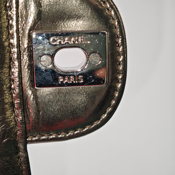 Chanel Medium Metallic Crackled Cuir de veau Clams Pocket à rabat