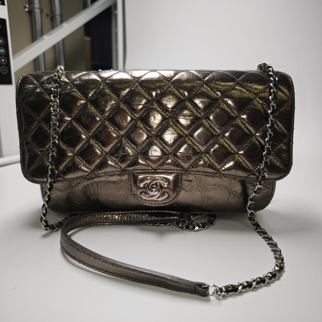 Chanel Medium Metallic Crackled Cuir de veau Clams Pocket à rabat