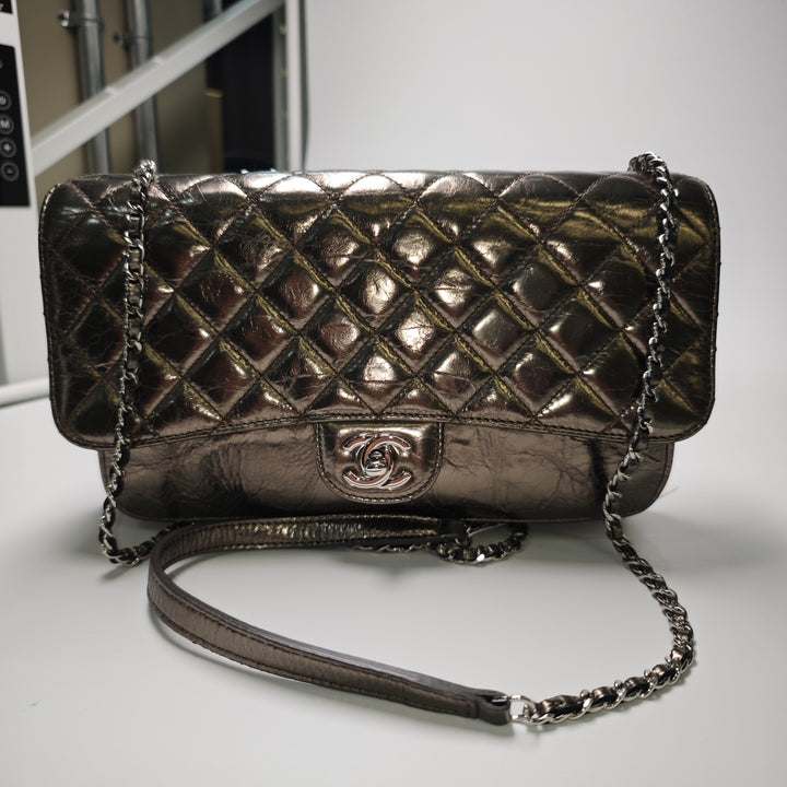 Chanel Medium Metallic Crackled Cuir de veau Clams Pocket à rabat