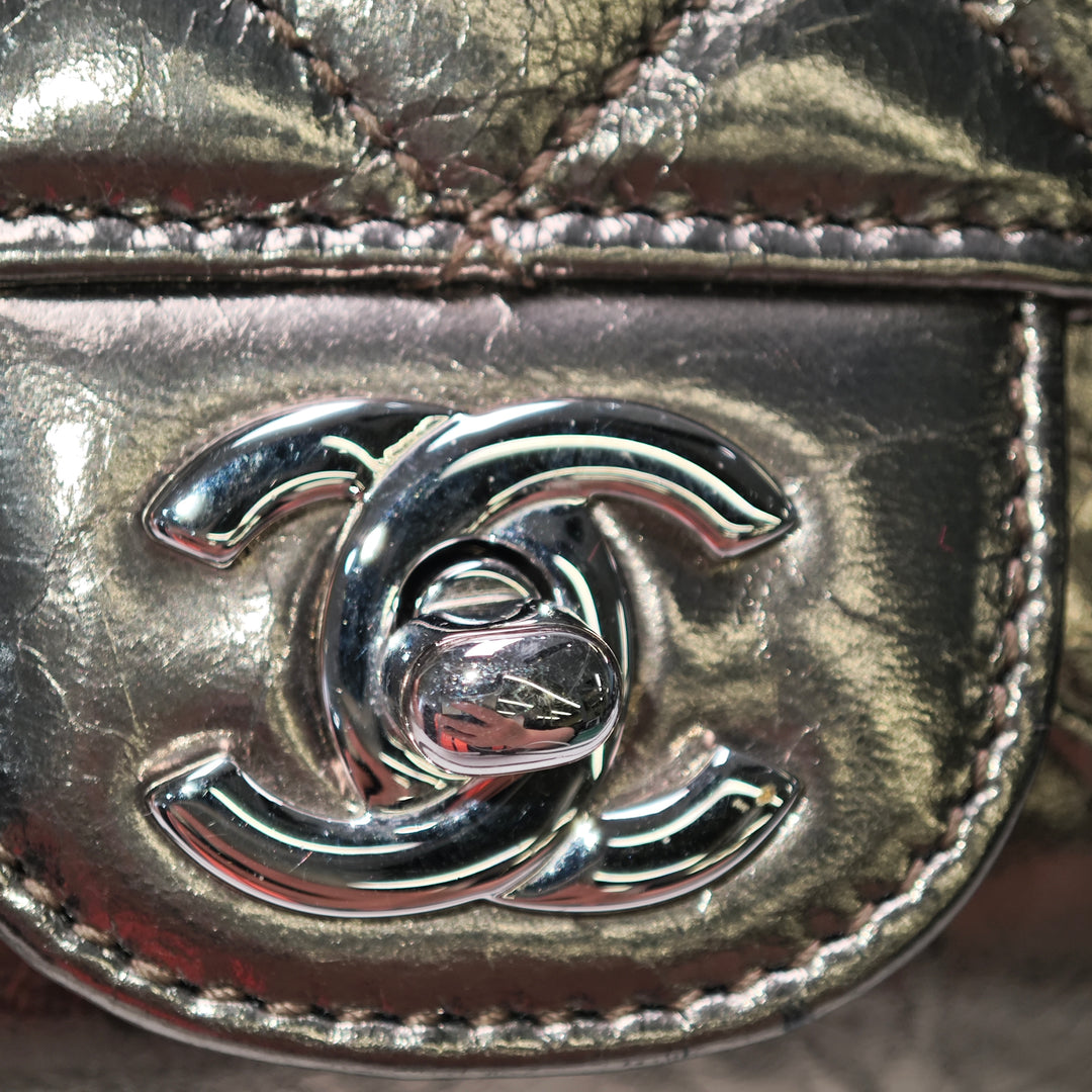 Chanel Medium Metallic Crackled Cuir de veau Clams Pocket à rabat