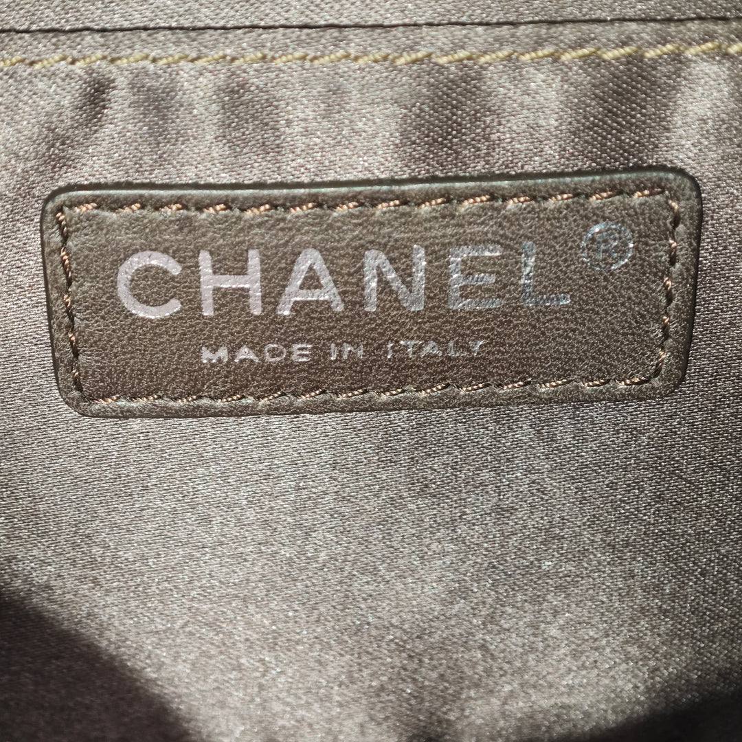 Chanel Medium Metallic Crackled Cuir de veau Clams Pocket à rabat