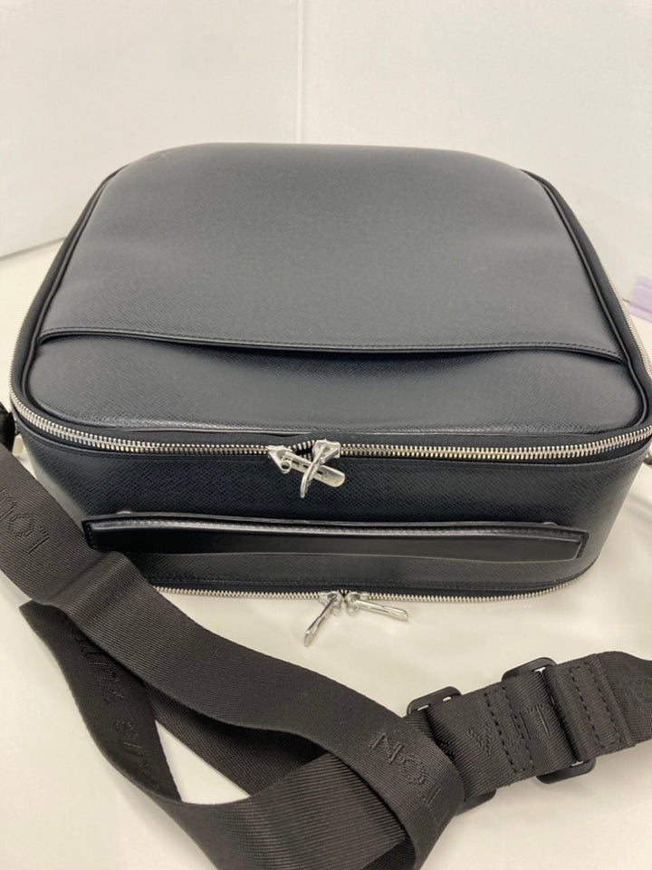 Louis Vuitton Taiga Tura