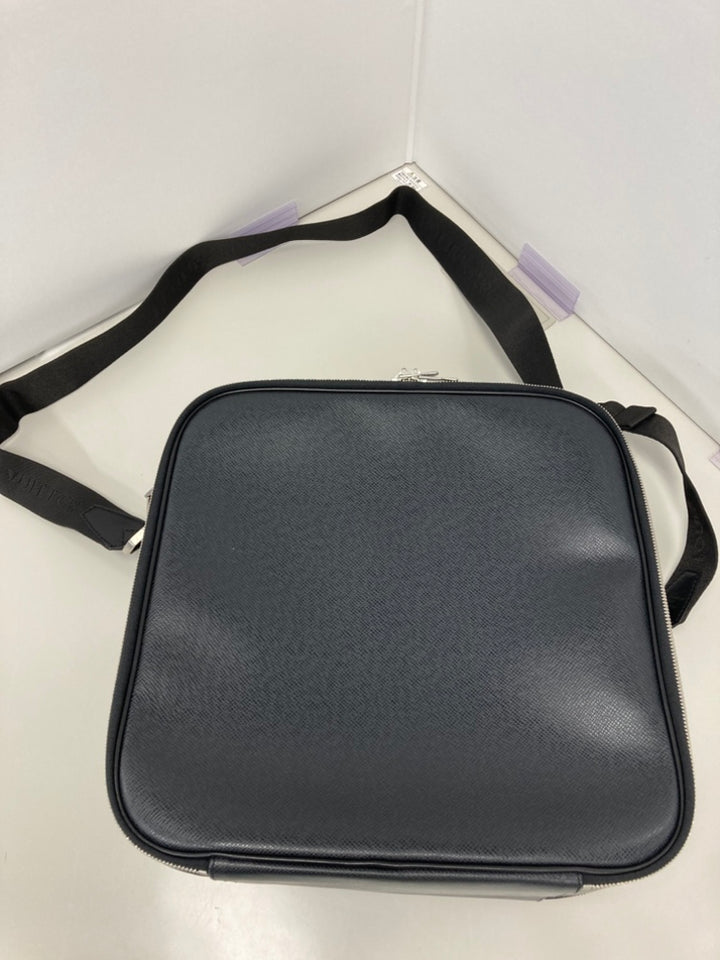Louis Vuitton Taiga Tura