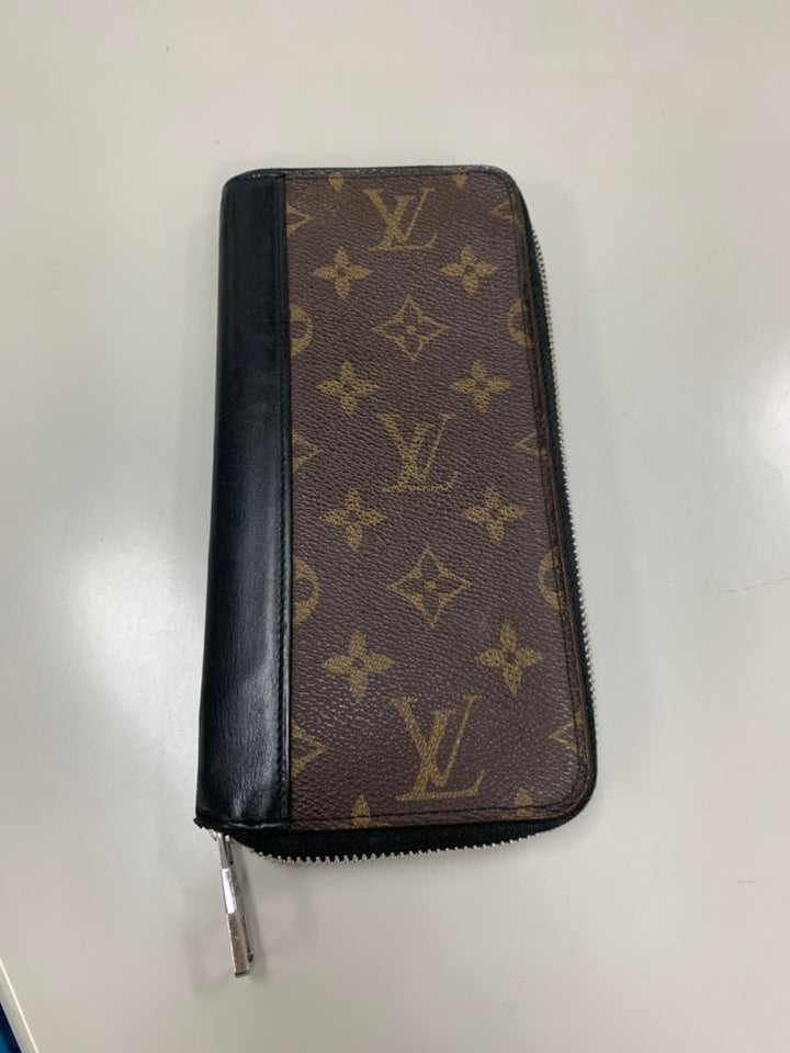 Louis Vuitton Monogram Macassar Vertical Zippy Portefeuille