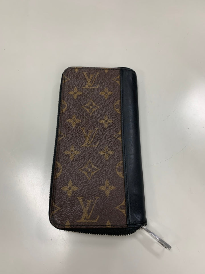Louis Vuitton Monogram Macassar Vertical Zippy Portefeuille