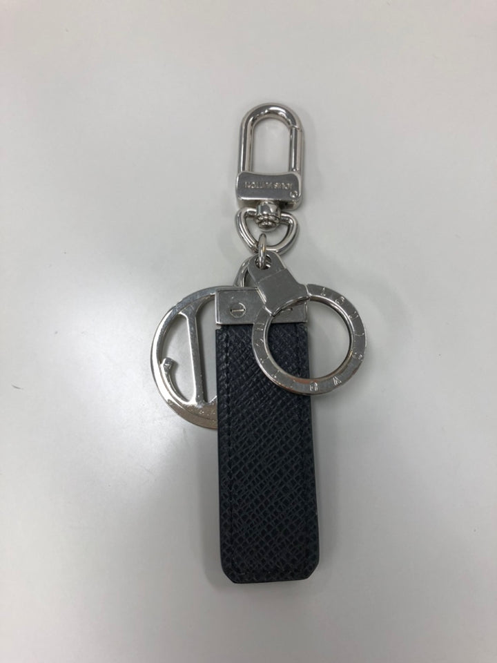 Louis Vuitton Taiga Neo LV Club Bijou de sac et Key Holder