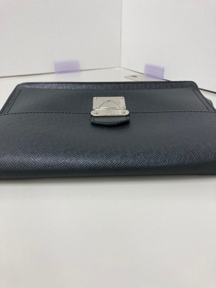 Louis Vuitton Taiga Belaia Pochette