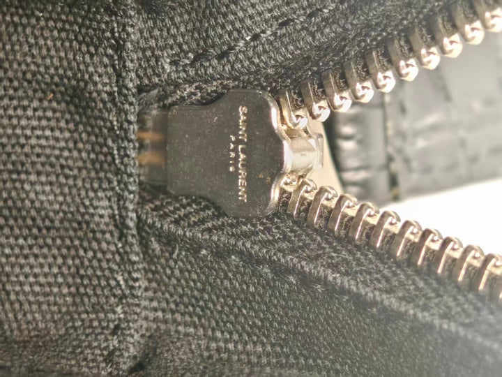 Saint Laurent Crocodile embossé Cuir Camp Sac caméra