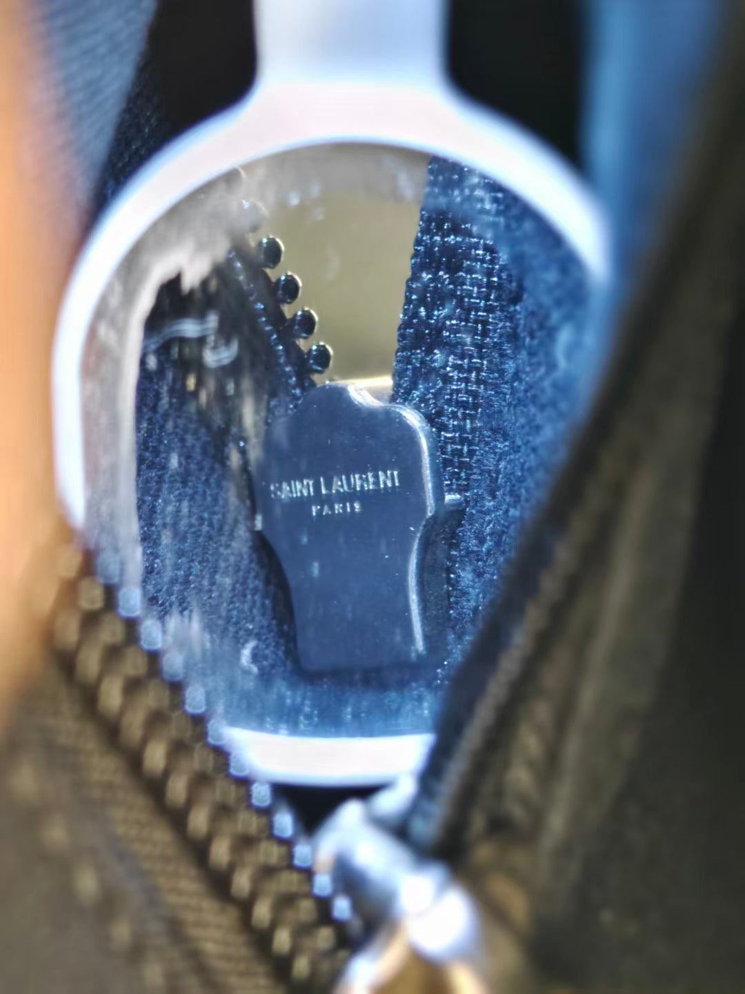 Saint Laurent Crocodile embossé Cuir Camp Sac caméra