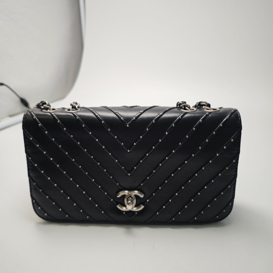 Chanel Chevron Cuir d’agneau Stud Wars Rabat intégral