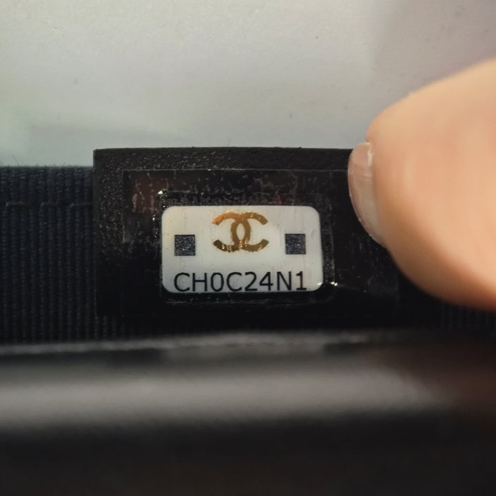 Chanel Matelassé Cuir d’agneau Giant CC à rabat Phone Holder avec chaîne