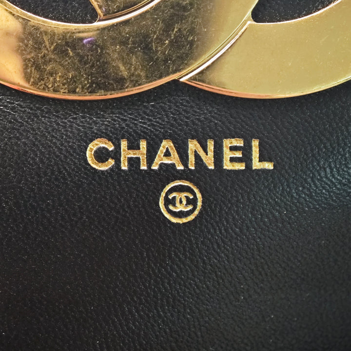 Chanel Matelassé Cuir d’agneau Giant CC à rabat Phone Holder avec chaîne
