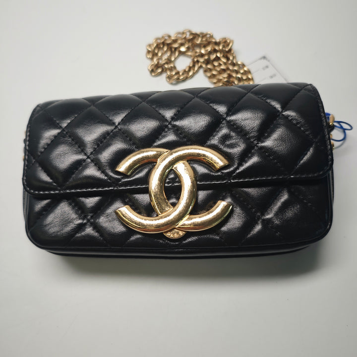 Chanel Matelassé Cuir d’agneau Giant CC à rabat Phone Holder avec chaîne