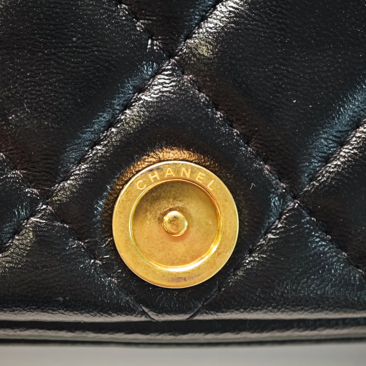 Chanel Matelassé Cuir d’agneau Giant CC à rabat Phone Holder avec chaîne