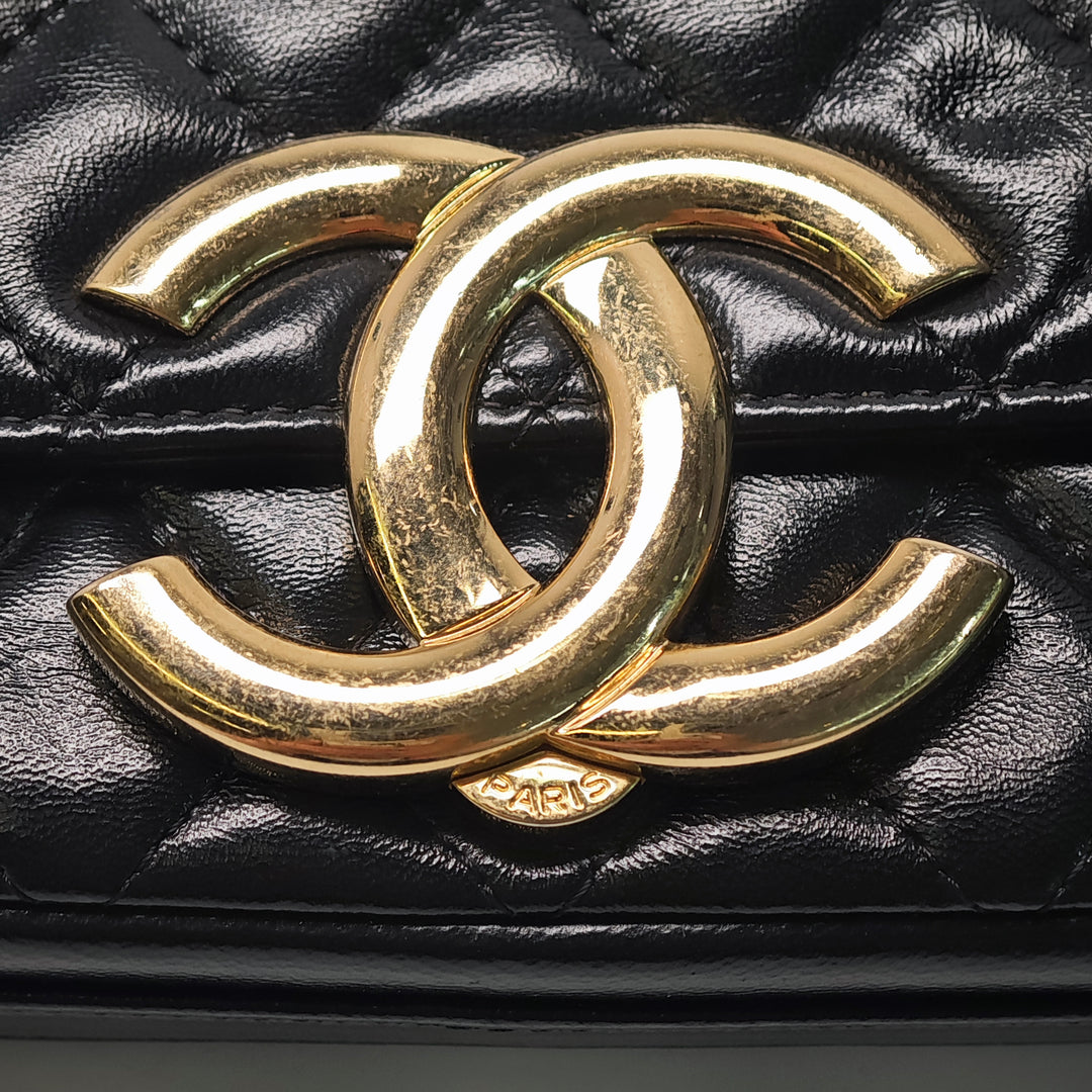 Chanel Matelassé Cuir d’agneau Giant CC à rabat Phone Holder avec chaîne