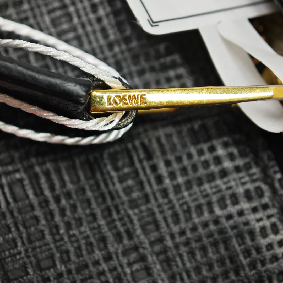 LOEWE Cuir Anagram T Pochette