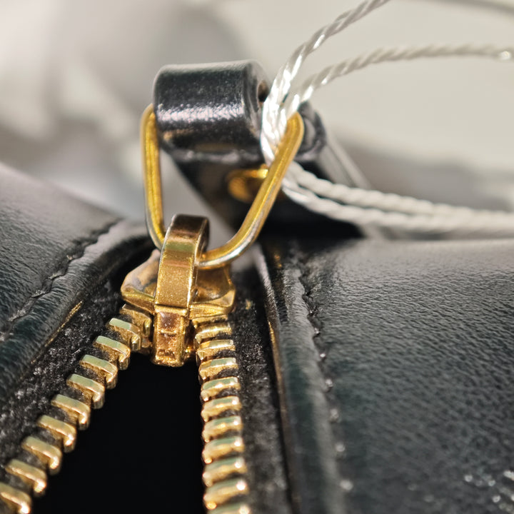 Saint Laurent Mini Matelasse Cuir de veau Monogram Lou Pompon Sac caméra