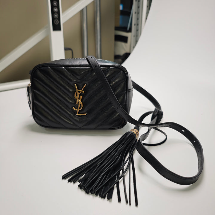 Saint Laurent Mini Matelasse Cuir de veau Monogram Lou Pompon Sac caméra