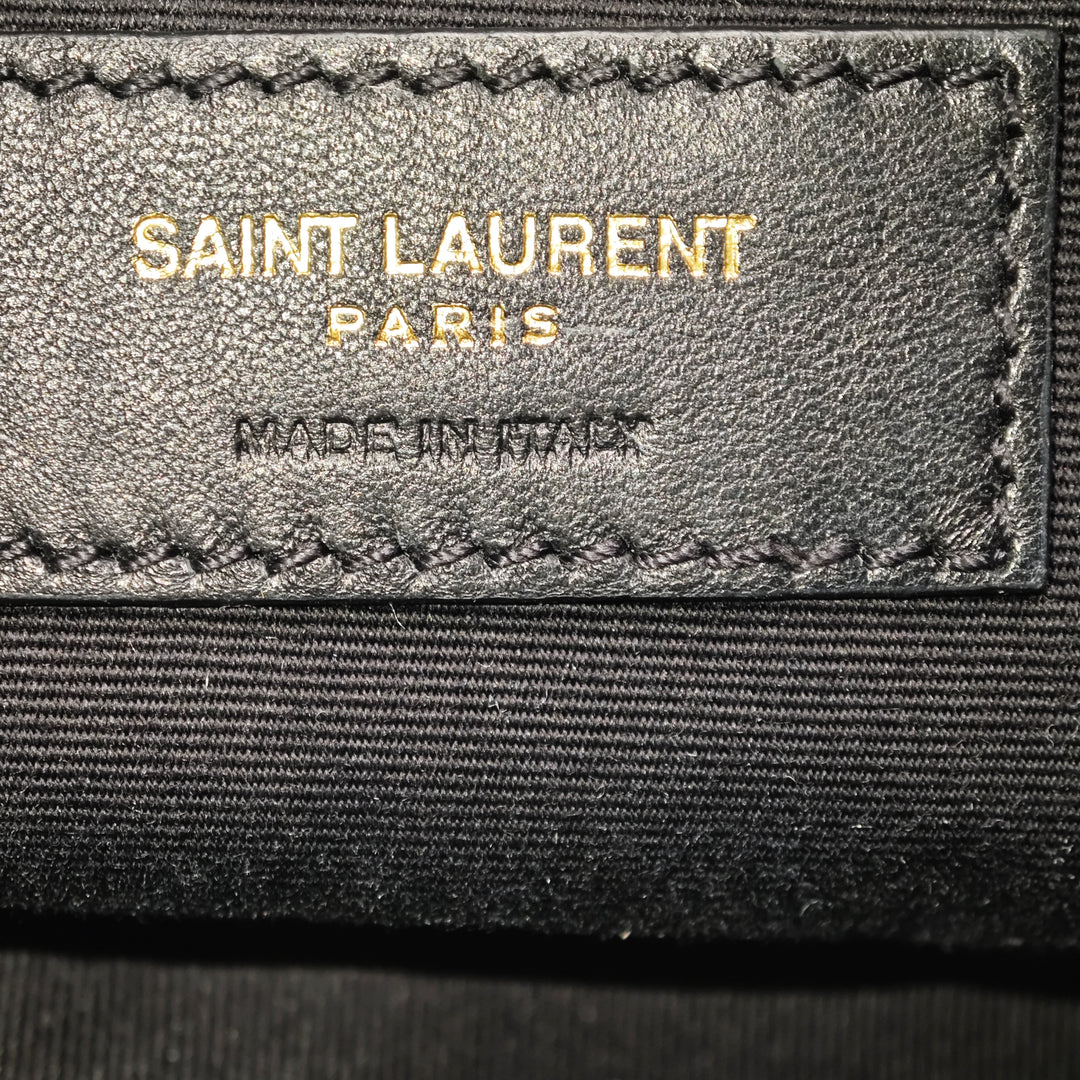 Saint Laurent Mini Matelasse Cuir de veau Monogram Lou Pompon Sac caméra