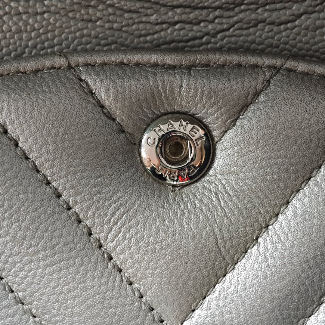 Chanel Medium Classic Chevron Metallic Caviar Double rabat