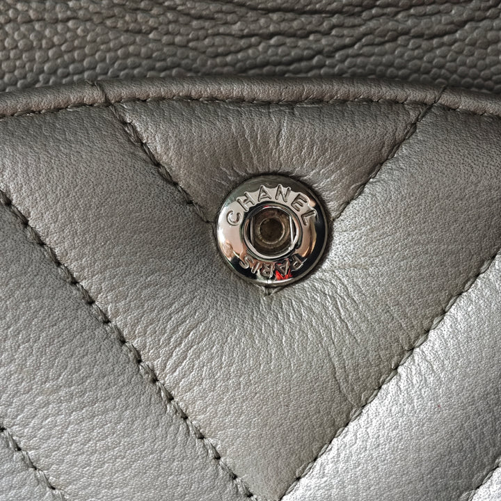 Chanel Medium Classic Chevron Metallic Caviar Double rabat