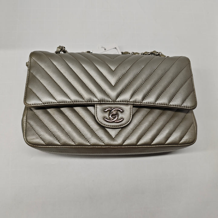 Chanel Medium Classic Chevron Metallic Caviar Double rabat