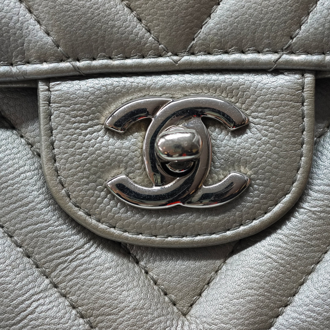Chanel Medium Classic Chevron Metallic Caviar Double rabat