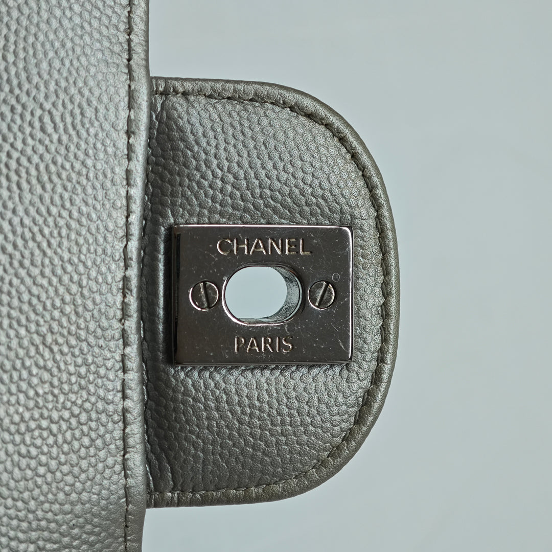 Chanel Medium Classic Chevron Metallic Caviar Double rabat