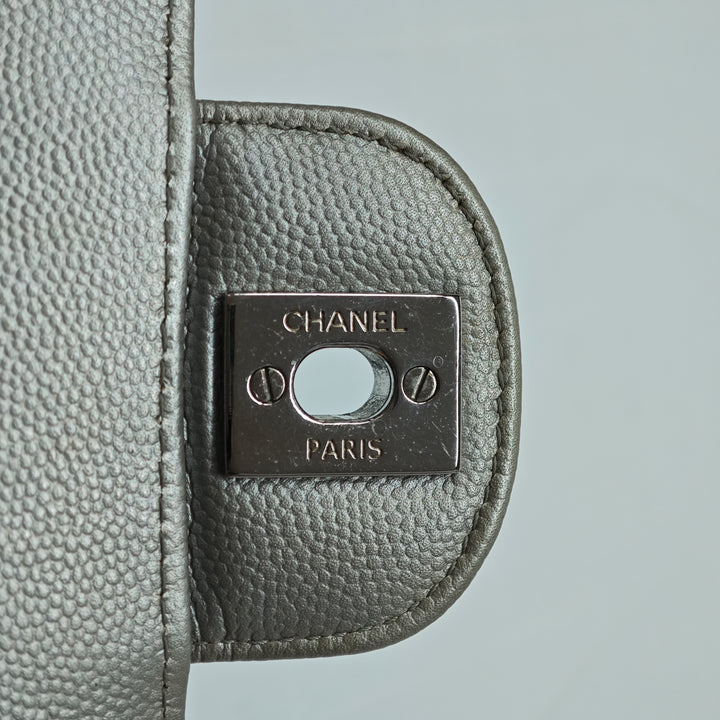 Chanel Medium Classic Chevron Metallic Caviar Double rabat