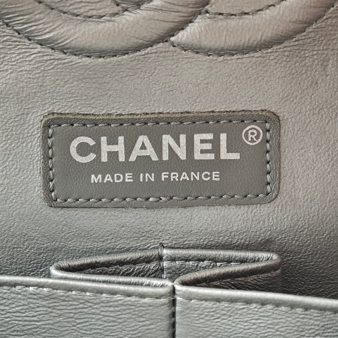 Chanel Medium Classic Chevron Metallic Caviar Double rabat