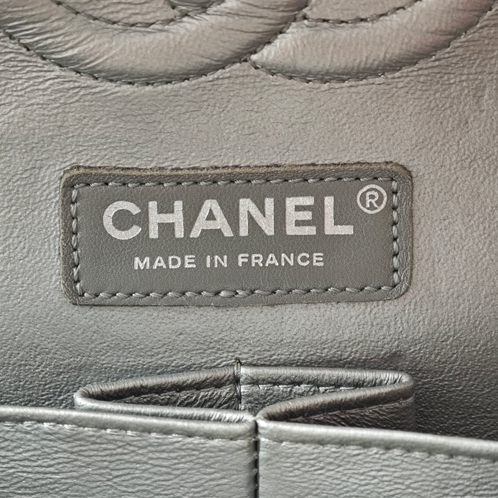 Chanel Medium Classic Chevron Metallic Caviar Double rabat