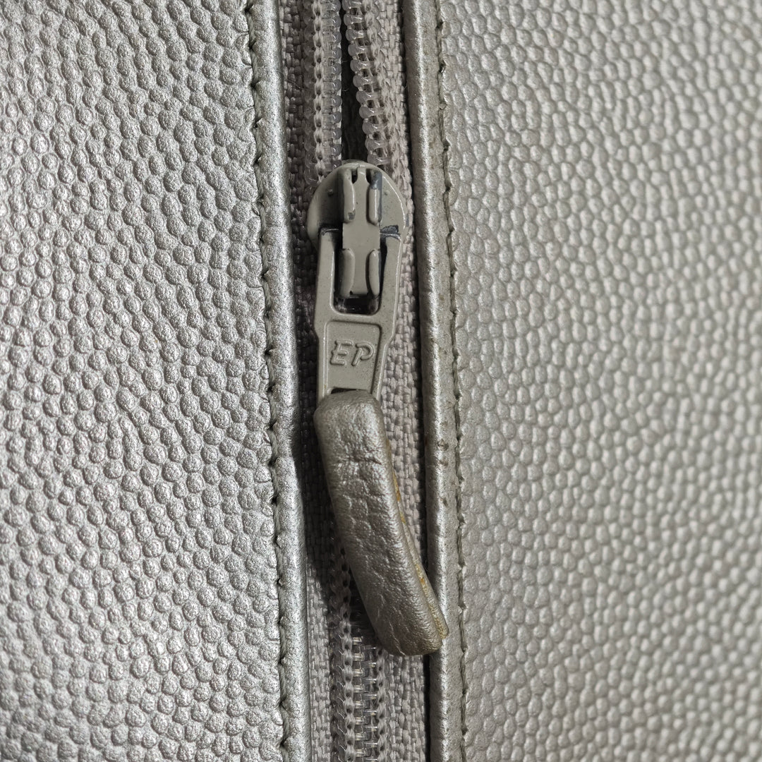 Chanel Medium Classic Chevron Metallic Caviar Double rabat
