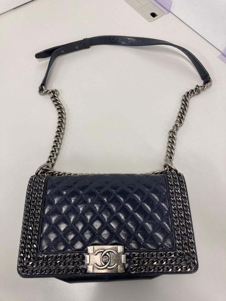 Chanel Old Medium Matelassé Glazed Cuir de veau Sac rond à chaîne Boy à rabat