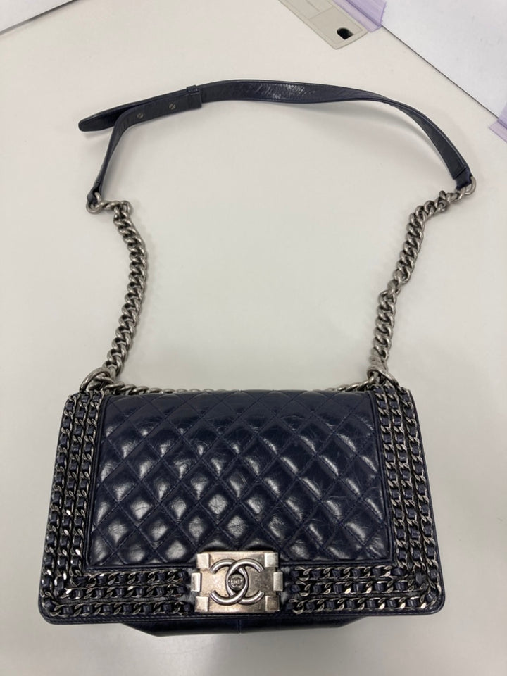 Chanel Old Medium Matelassé Glazed Cuir de veau Sac rond à chaîne Boy à rabat