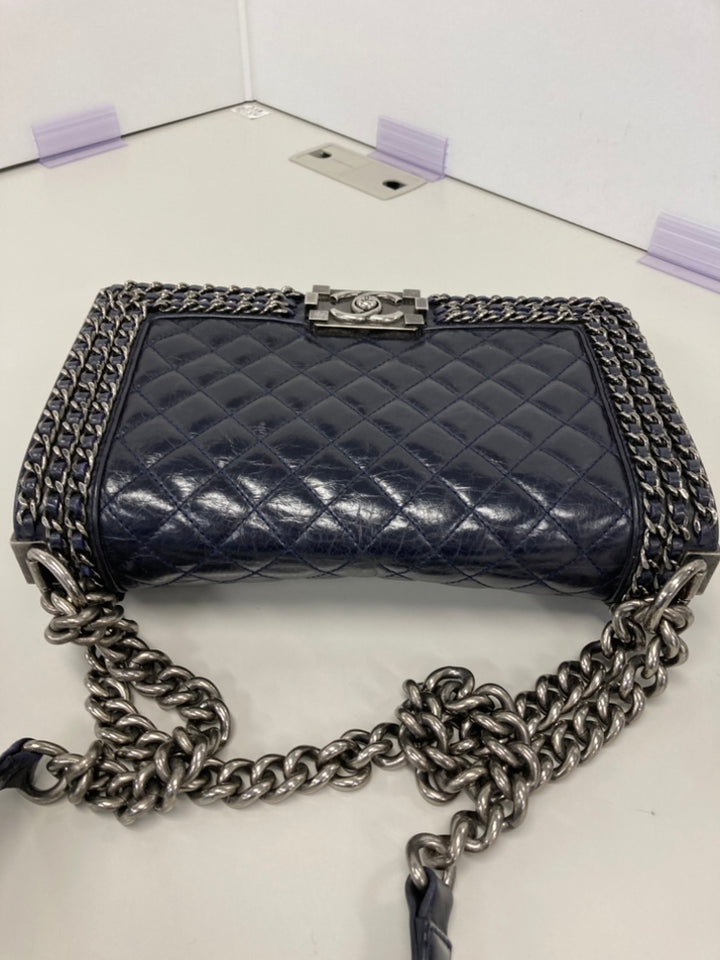 Chanel Old Medium Matelassé Glazed Cuir de veau Sac rond à chaîne Boy à rabat