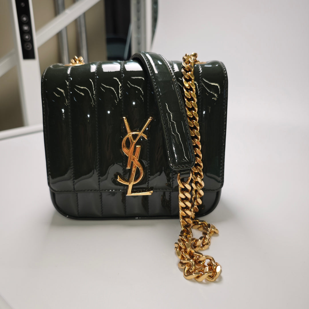 Saint Laurent Small Cuir verni Monogram Vicky Sac à chaîne