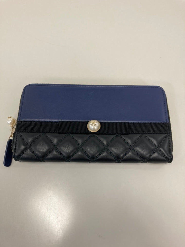 Chanel Bicolor Matelassé Cuir d’agneau Perles fantaisie Ribbon Portefeuille long