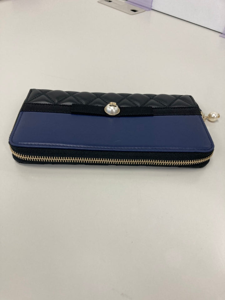 Chanel Bicolor Matelassé Cuir d’agneau Perles fantaisie Ribbon Portefeuille long