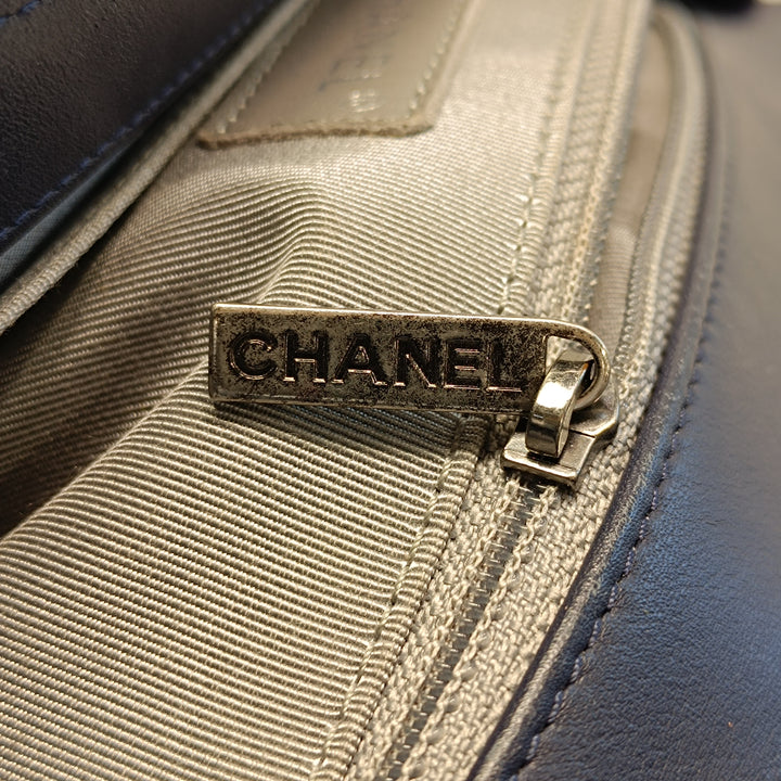 Chanel Medium Chevron Cuir d’agneau Boy à rabat