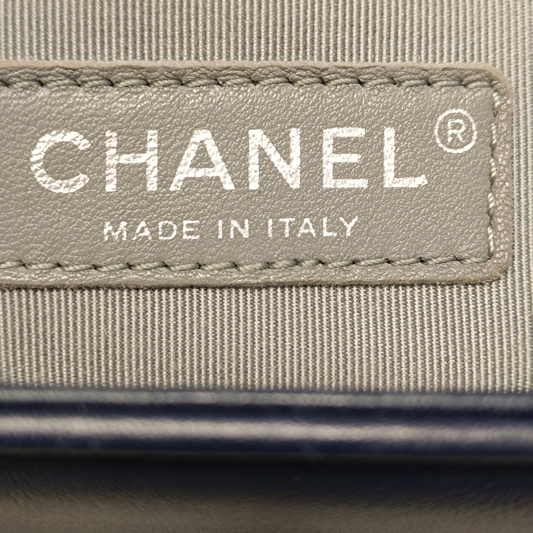 Chanel Medium Chevron Cuir d’agneau Boy à rabat