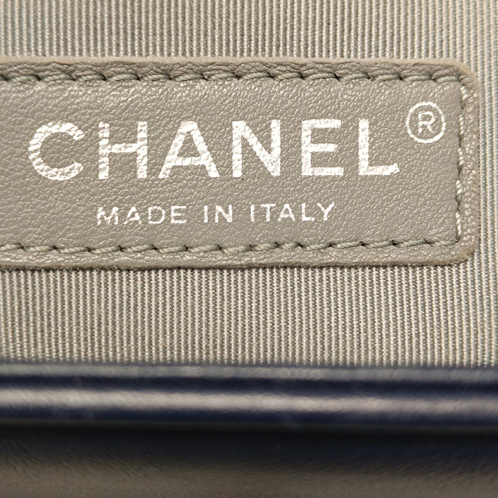 Chanel Medium Chevron Cuir d’agneau Boy à rabat