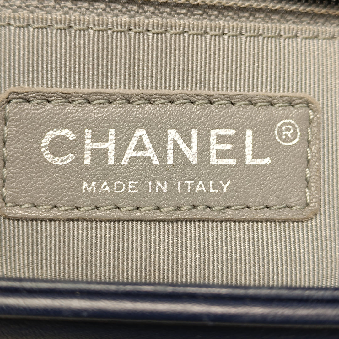 Chanel Medium Chevron Cuir d’agneau Boy à rabat