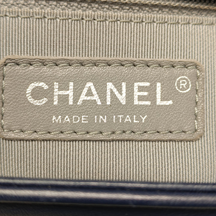 Chanel Medium Chevron Cuir d’agneau Boy à rabat