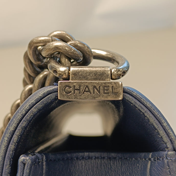 Chanel Medium Chevron Cuir d’agneau Boy à rabat